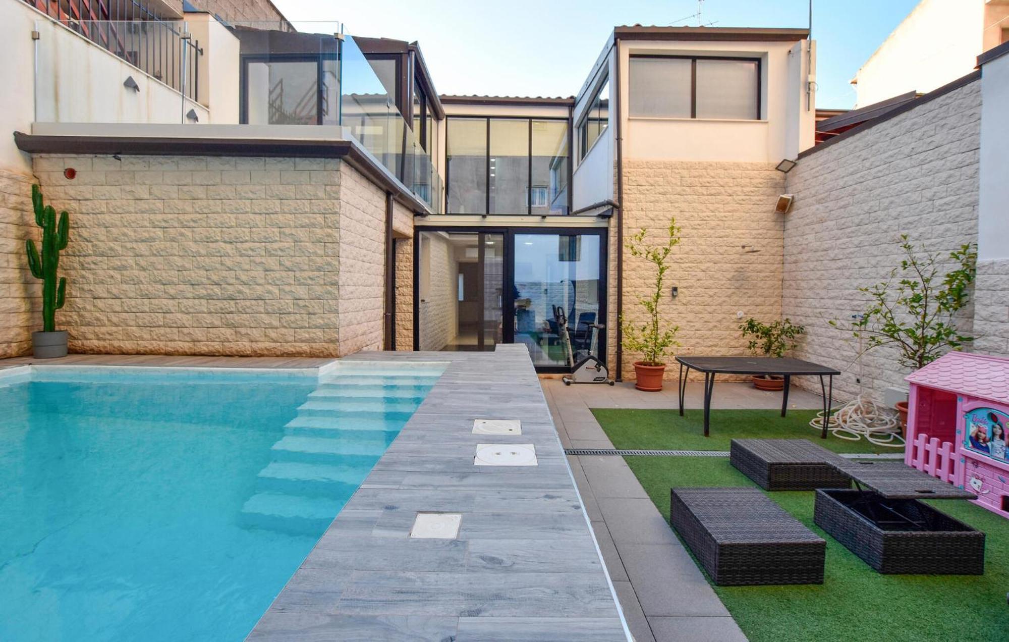 Сasa de vacaciones Beautiful In With Outdoor Swimming Pool